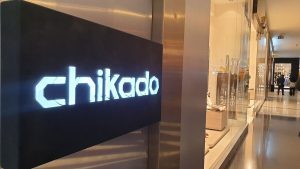 اجرای تابلوی حروف برجسته چیکادو توسط گروه اُنیک مَپ